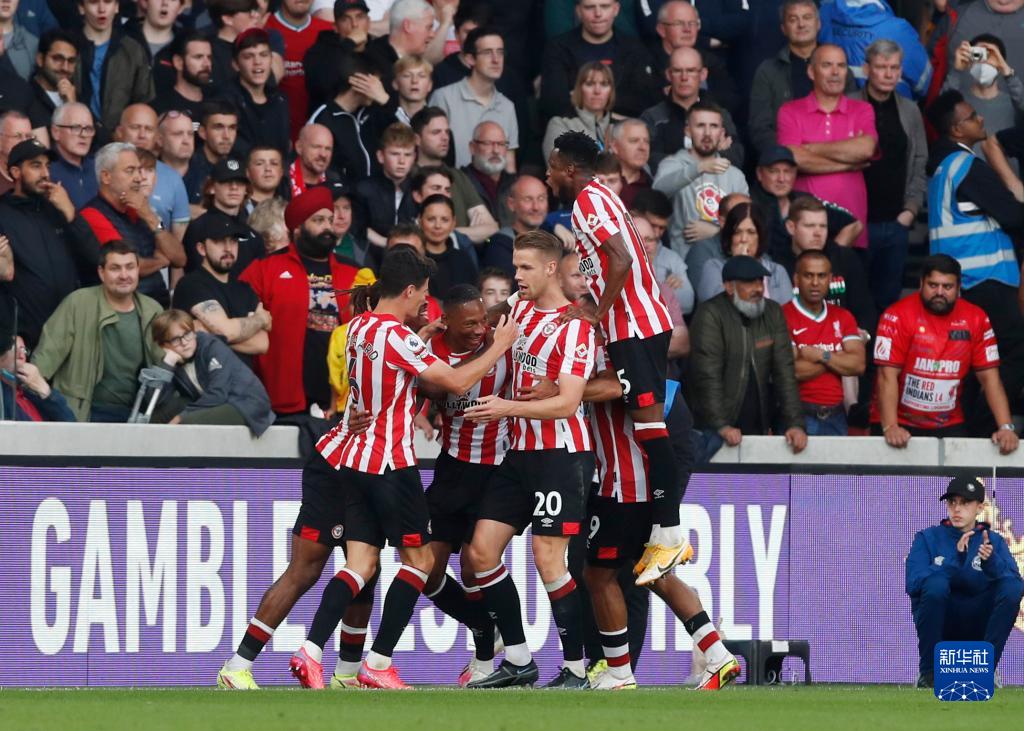 千胜教头！全队疯狂朝卡莱尔浇水庆祝 状元签概率14%已放眼明年